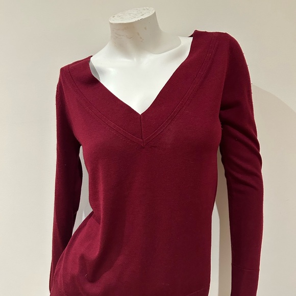 Banana Republic v-neck sweater. - Picture 3 of 4